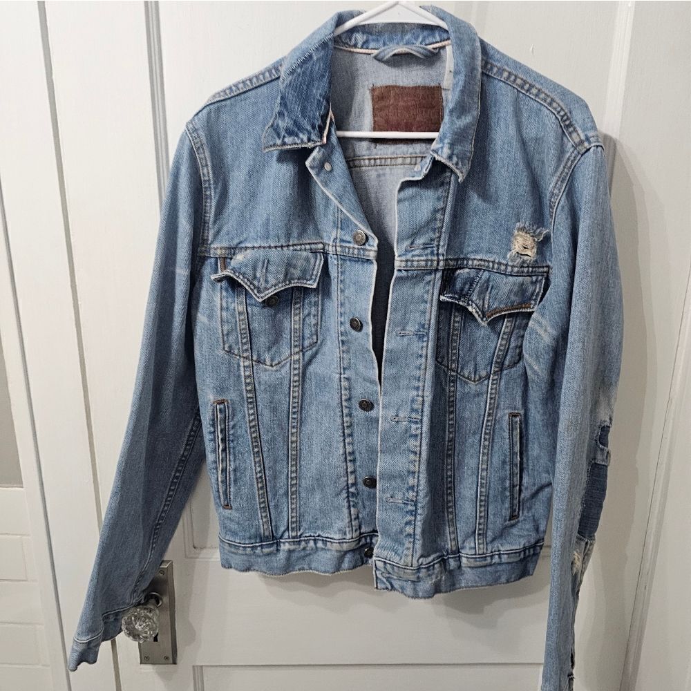 Levis Slim Trucker Jean Jacket With Patches, Sz Medium
